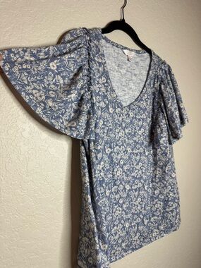LC Lauren Conrad Blue Floral V-Neck Flutter Sleeve Tunic